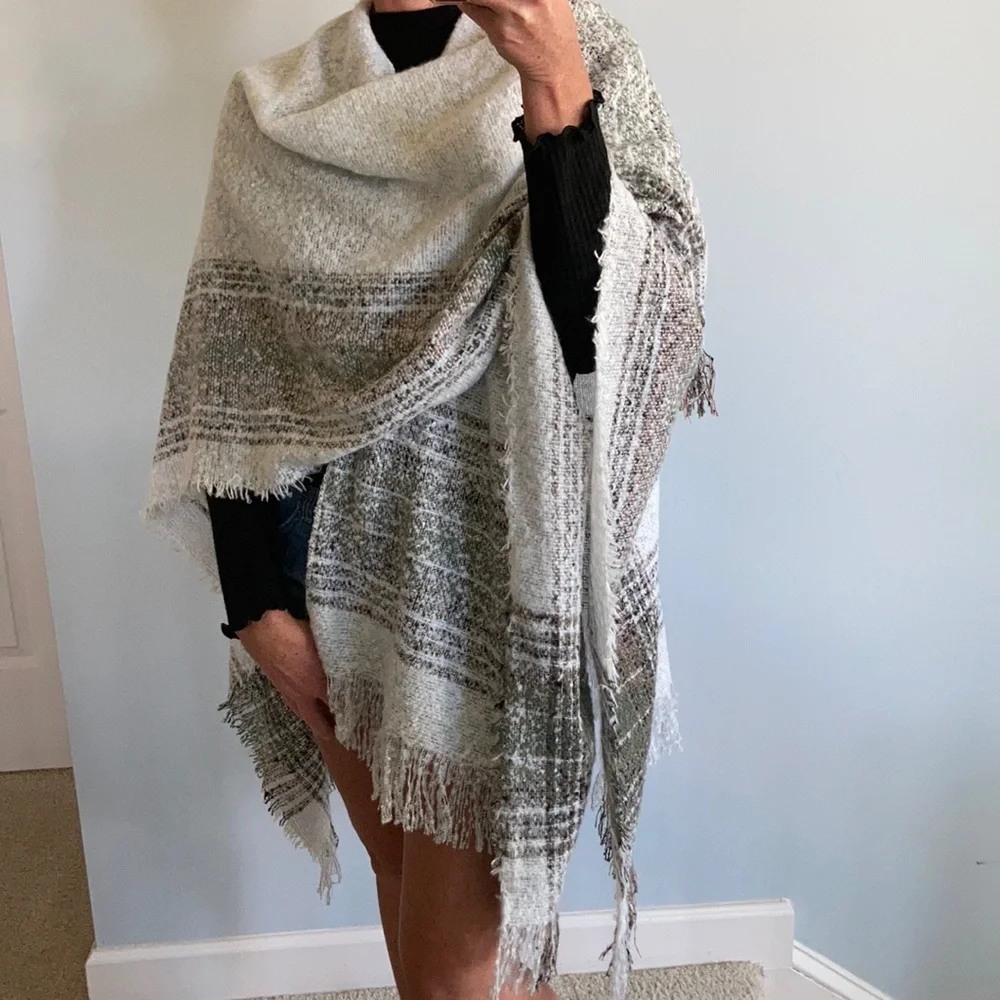 Gorgeous Fringed Shawl/Cape - Picture 2 of 8